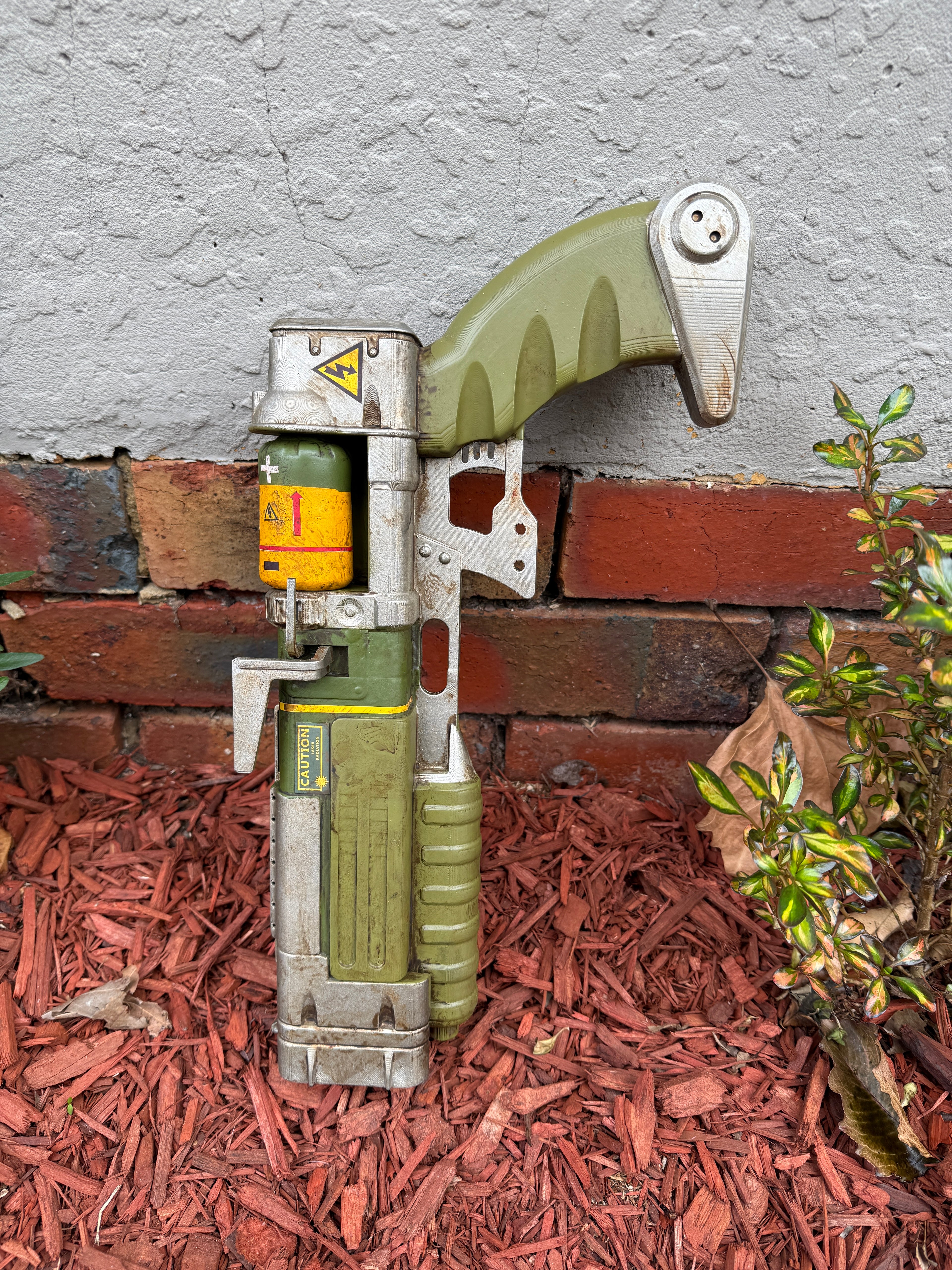 Fallout 4 AER9 Cosplay Display Prop - Non Functional