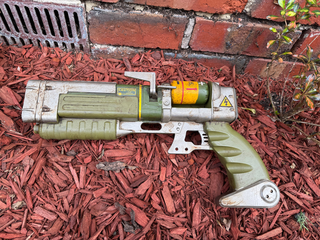 Fallout 4 AER9 Cosplay Display Prop - Non Functional