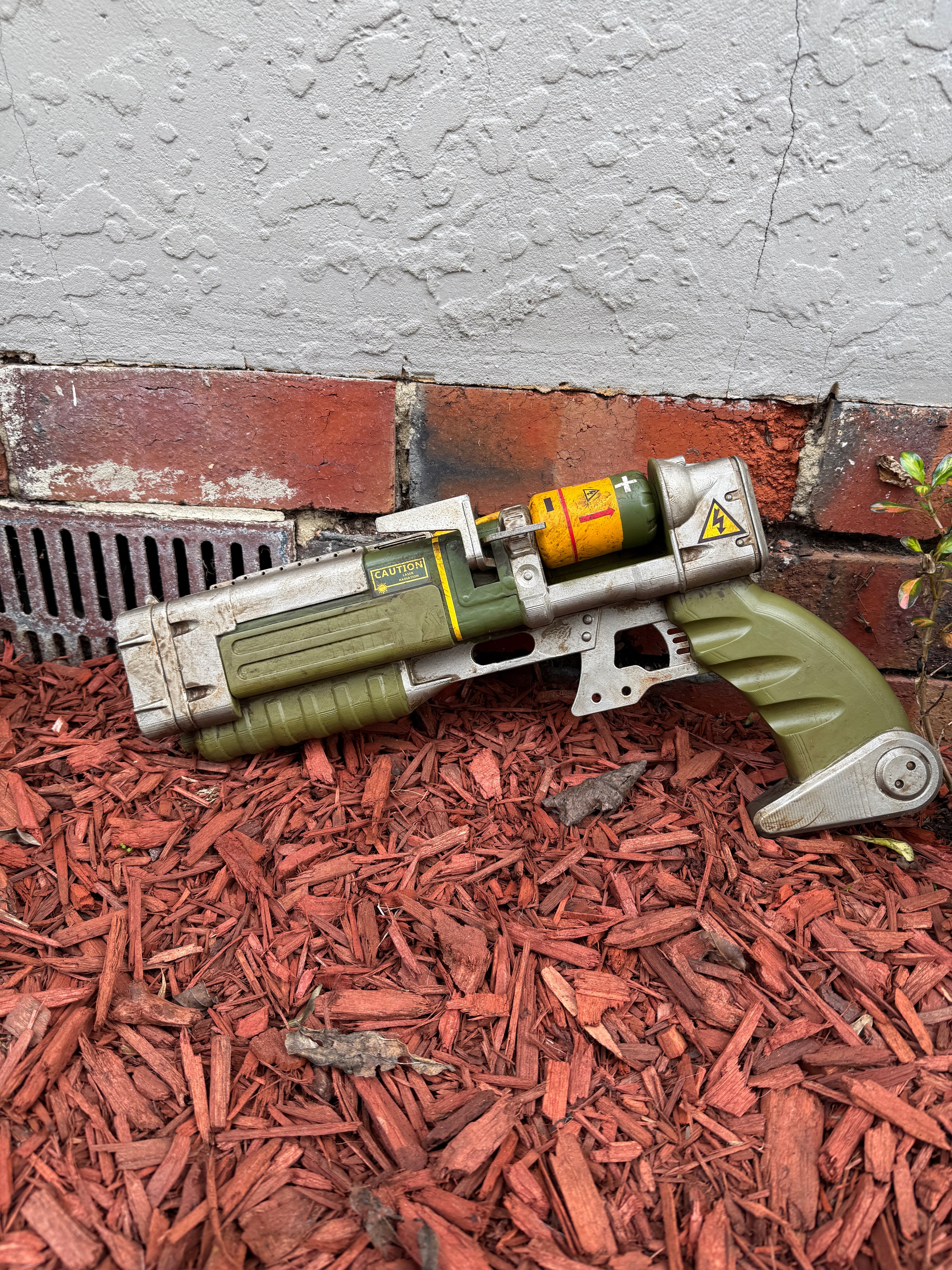 Fallout 4 AER9 Cosplay Display Prop - Non Functional