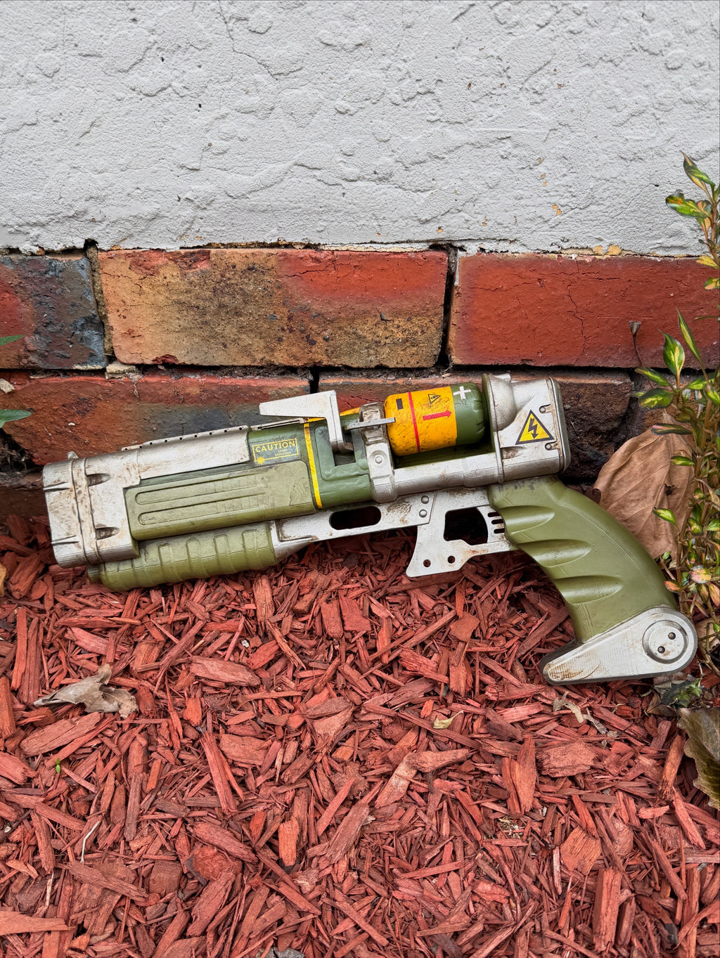 Fallout 4 AER9 Cosplay Display Prop - Non Functional