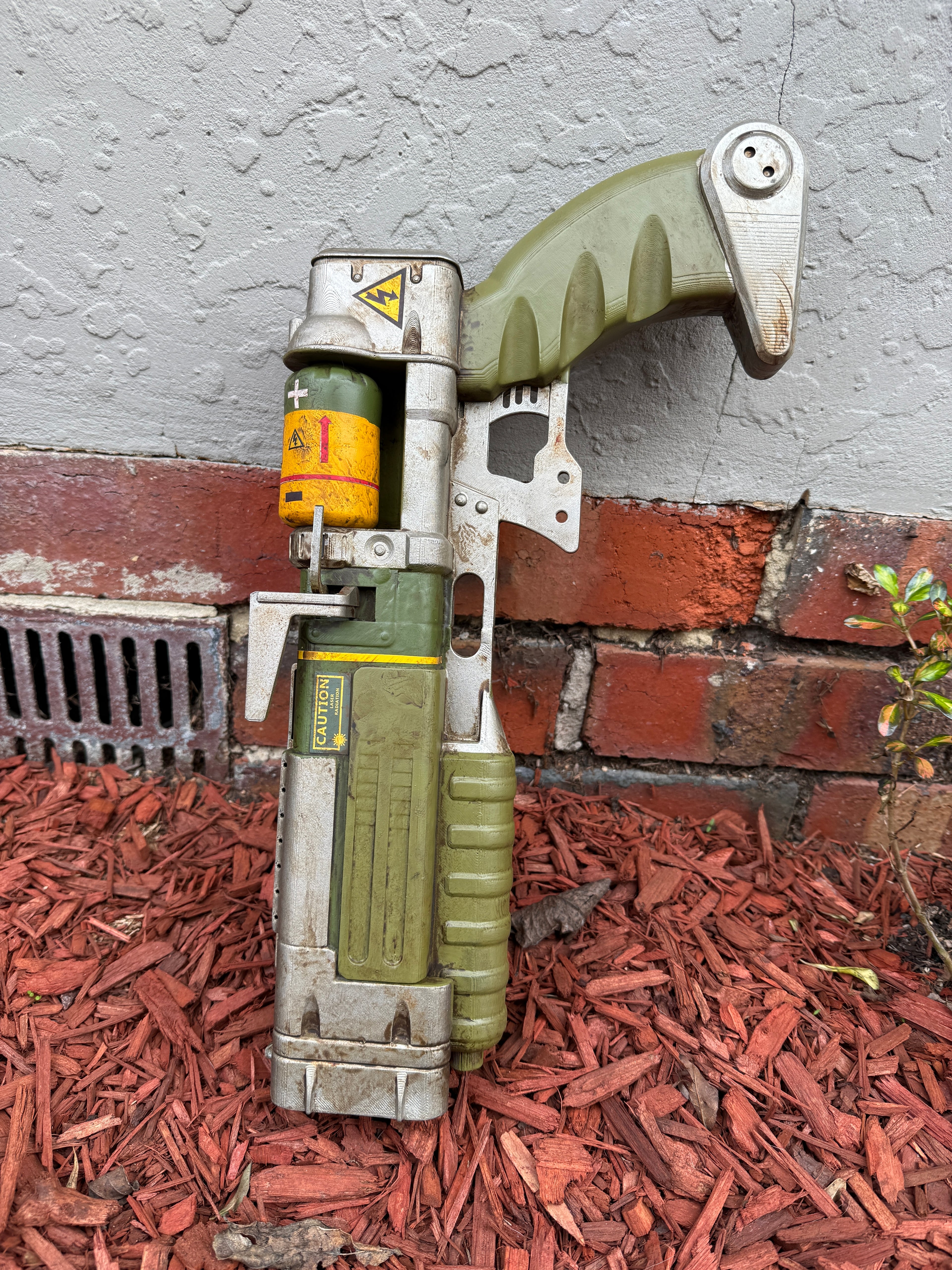 Fallout 4 AER9 Cosplay Display Prop - Non Functional