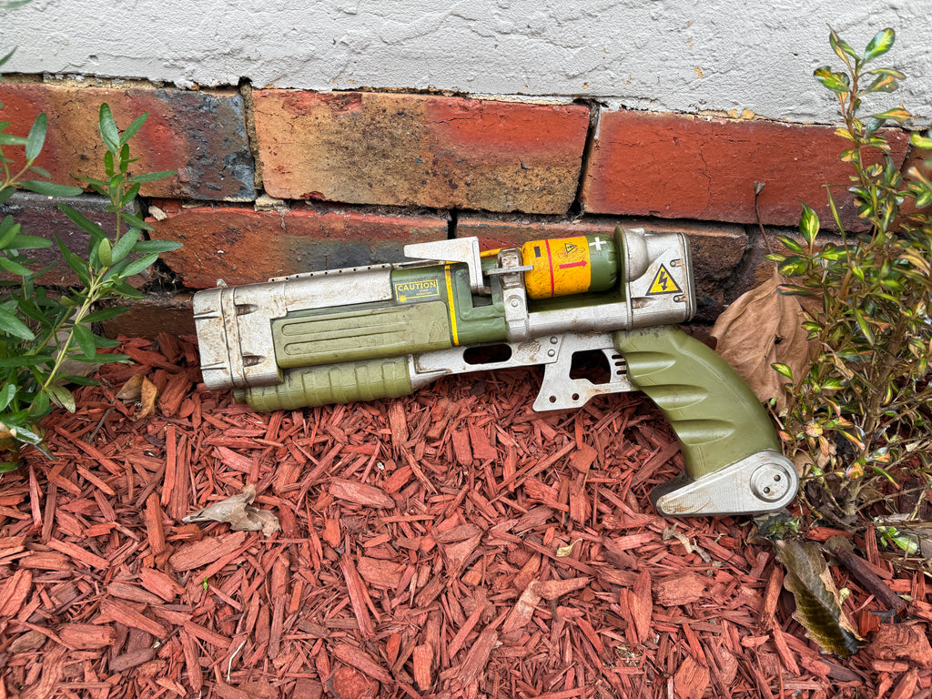 Fallout 4 AER9 Cosplay Display Prop - Non Functional